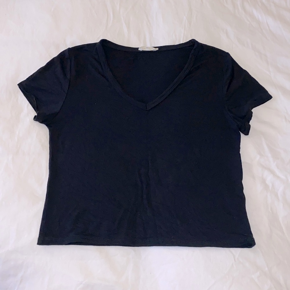 Black crop v-neck rayon/spandex t-shirt Medium top